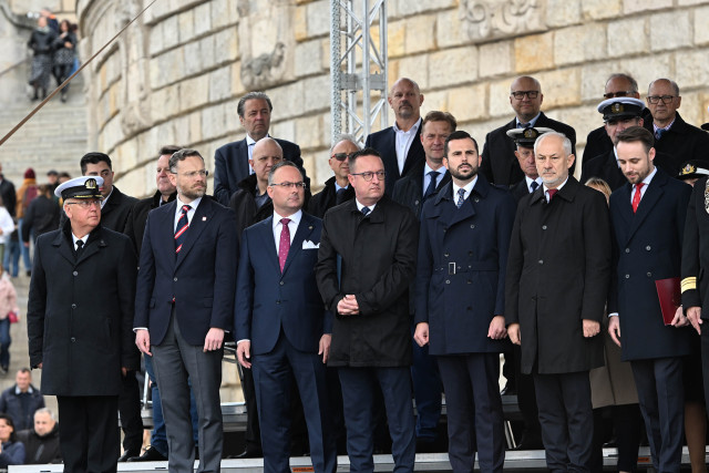 Trybuna honorowa podczas uroczystości inauguracji roku akademickiego 2024/25 na Politechnice Morskiej w Szczecinie