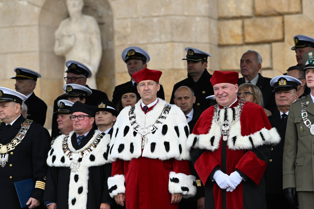 Trybuna honorowa podczas uroczystości inauguracji roku akademickiego 2024/25 na Politechnice Morskiej w Szczecinie