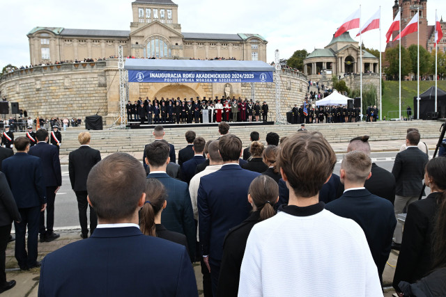 Studenci pierwszego roku PM zwróceni w stronę trybuny honorowej podczas inauguracji roku akademickiego u podnóża Wałów Chrobrego w Szczecinie 