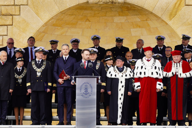 Damian Syjczak przedstawiciel Ministra Nauki przemawia podczas uroczystości inauguracji roku akademickiego 2024/25 na Politechnice Morskiej w Szczecinie