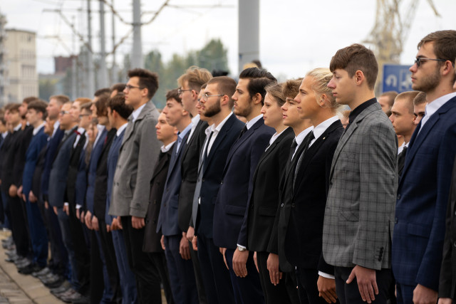 Niemundurowi studenci pierwszego roku PM  na uroczystości inauguracji roku akademickiego 2024/25na Politechnice Morskiej w Szczecinie