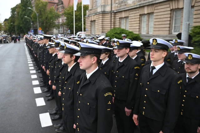 Studenci pierwszego roku w mundurach podczas uroczystej inauguracji roku akademickiego na Politechnice Morskiej w Szczecinie
