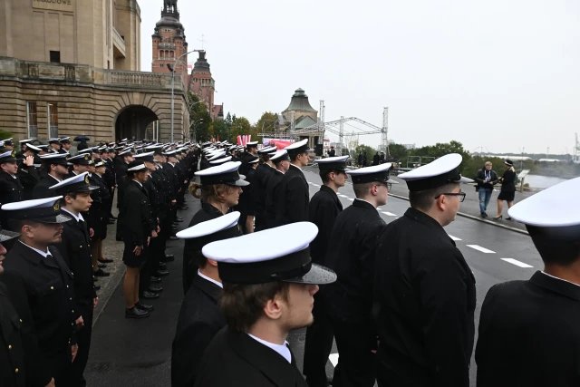 Studenci pierwszego roku w mundurach podczas uroczystej inauguracji roku akademickiego na Politechnice Morskiej w Szczecinie