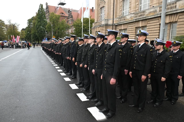 Studenci pierwszego roku w mundurach podczas uroczystej inauguracji roku akademickiego na Politechnice Morskiej w Szczecinie