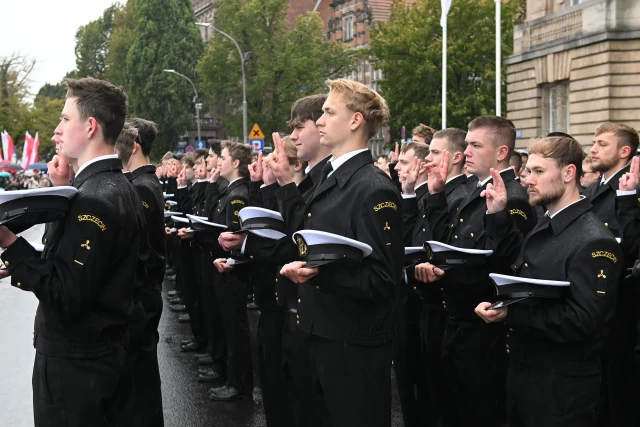 Studenci pierwszego roku w mundurach składają ślubowanie podczas uroczystej inauguracji roku akademickiego na Politechnice Morskiej w Szczecinie