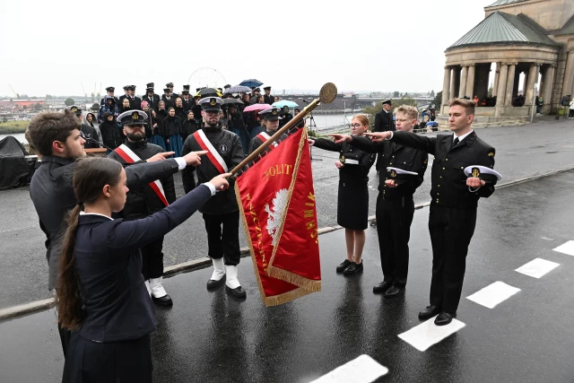 Studenci pierwszego roku  składają ślubowanie na sztandar podczas uroczystej inauguracji roku akademickiego na Politechnice Morskiej w Szczecinie