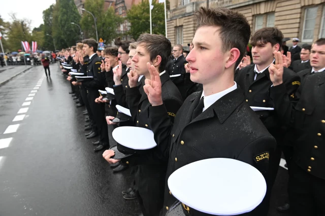 Studenci pierwszego roku w mundurach składają ślubowanie podczas uroczystej inauguracji roku akademickiego na Politechnice Morskiej w Szczecinie