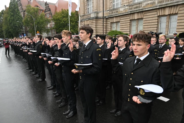 Studenci pierwszego roku w mundurach składają ślubowanie podczas uroczystej inauguracji roku akademickiego na Politechnice Morskiej w Szczecinie