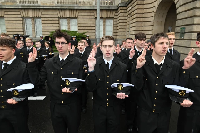 Studenci pierwszego roku w mundurach składają ślubowanie podczas uroczystej inauguracji roku akademickiego na Politechnice Morskiej w Szczecinie