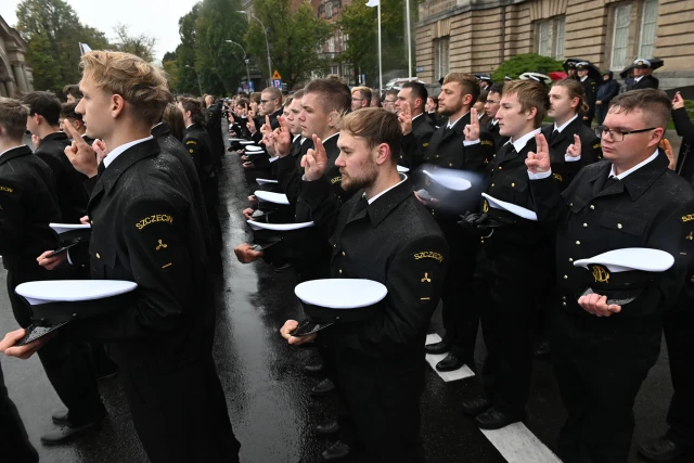 Studenci pierwszego roku w mundurach składają ślubowanie podczas uroczystej inauguracji roku akademickiego na Politechnice Morskiej w Szczecinie