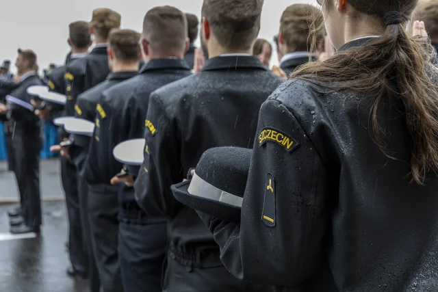 Studenci pierwszego roku w mundurach składają ślubowanie podczas uroczystej inauguracji roku akademickiego na Politechnice Morskiej w Szczecinie