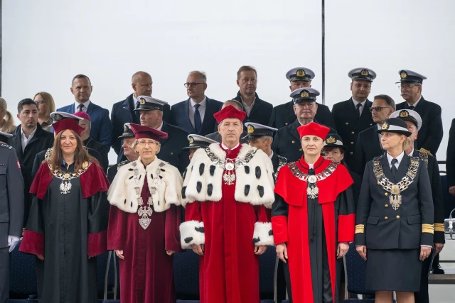 Trybuna honorowa podczas uroczystej inauguracji roku akademickiego na Politechnice Morskiej w Szczecinie