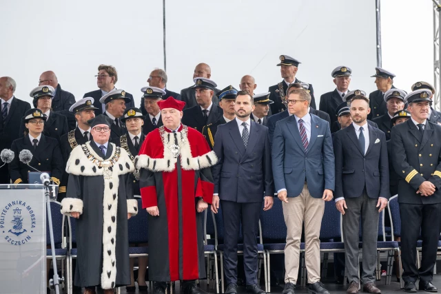 Trybuna honorowa podczas uroczystej inauguracji roku akademickiego na Politechnice Morskiej w Szczecinie