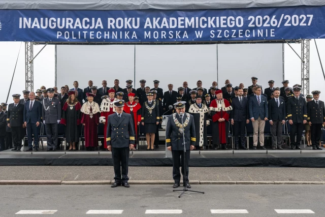 Trybuna honorowa podczas uroczystej inauguracji roku akademickiego na Politechnice Morskiej w Szczecinie