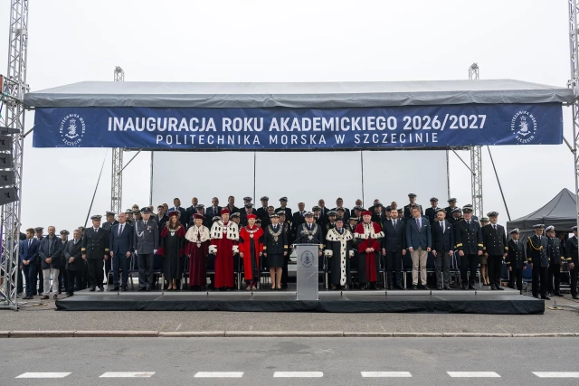 Trybuna honorowa podczas uroczystej inauguracji roku akademickiego na Politechnice Morskiej w Szczecinie