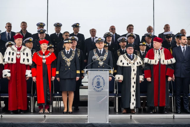 Trybuna honorowa podczas uroczystej inauguracji roku akademickiego na Politechnice Morskiej w Szczecinie