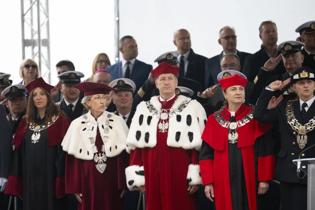 Trybuna honorowa podczas uroczystej inauguracji roku akademickiego na Politechnice Morskiej w Szczecinie
