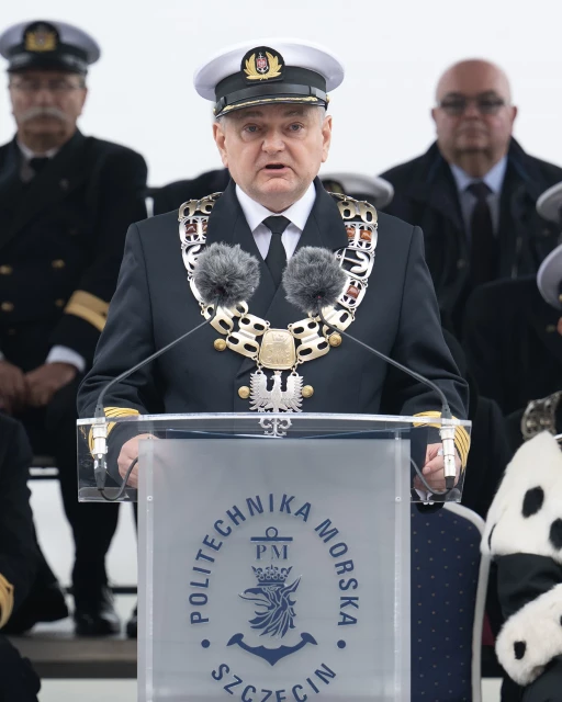 Rektor PM Wojciech Ślączka przemawia podczas uroczystej inauguracji roku akademickiego na Politechnice Morskiej w Szczecinie