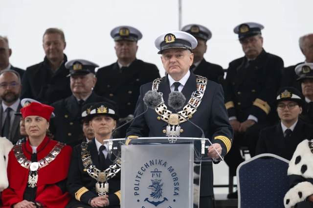 Rektor PM Wojciech Ślączka przemawia podczas uroczystej inauguracji roku akademickiego na Politechnice Morskiej w Szczecinie