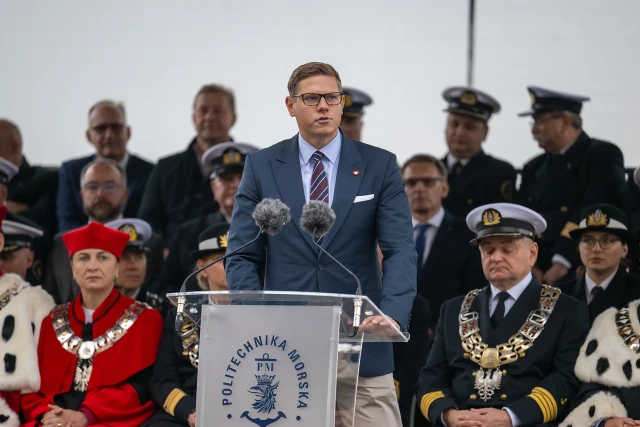 Poseł na Sejm Patryk Jaskulski przemawia podczas uroczystej inauguracji roku akademickiego na Politechnice Morskiej w Szczecinie