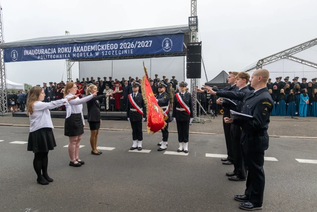 Studenci pierwszego roku składają ślubowanie na sztandar podczas uroczystej inauguracji roku akademickiego na Politechnice Morskiej w Szczecinie