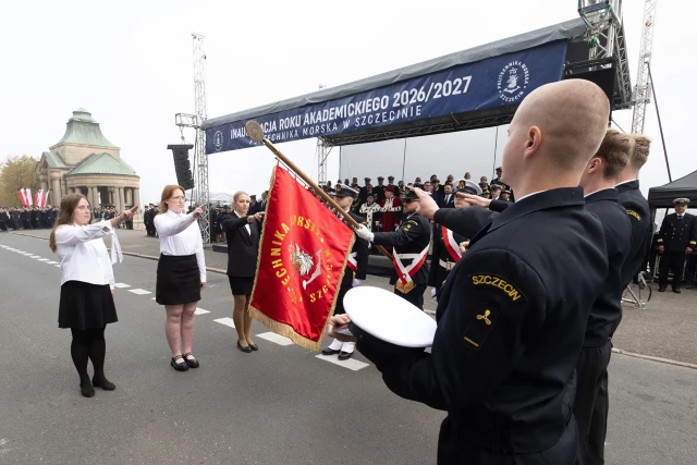 Studenci pierwszego roku składają ślubowanie na sztandar podczas uroczystej inauguracji roku akademickiego na Politechnice Morskiej w Szczecinie