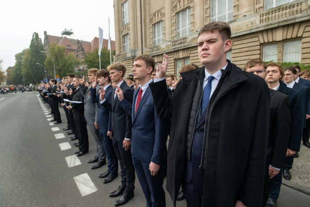 Studenci pierwszego roku składają ślubowanie na sztandar podczas uroczystej inauguracji roku akademickiego na Politechnice Morskiej w Szczecinie