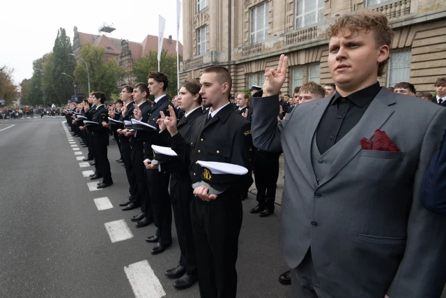 Studenci pierwszego roku składają ślubowanie na sztandar podczas uroczystej inauguracji roku akademickiego na Politechnice Morskiej w Szczecinie