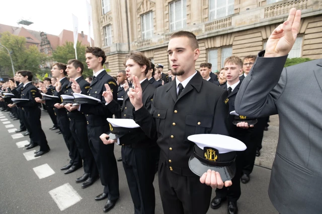 Studenci mundurowi pierwszego roku składają ślubowanie na sztandar podczas uroczystej inauguracji roku akademickiego na Politechnice Morskiej w Szczecinie