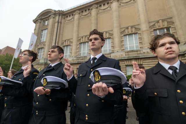 Studenci mundurowi pierwszego roku składają ślubowanie na sztandar podczas uroczystej inauguracji roku akademickiego na Politechnice Morskiej w Szczecinie