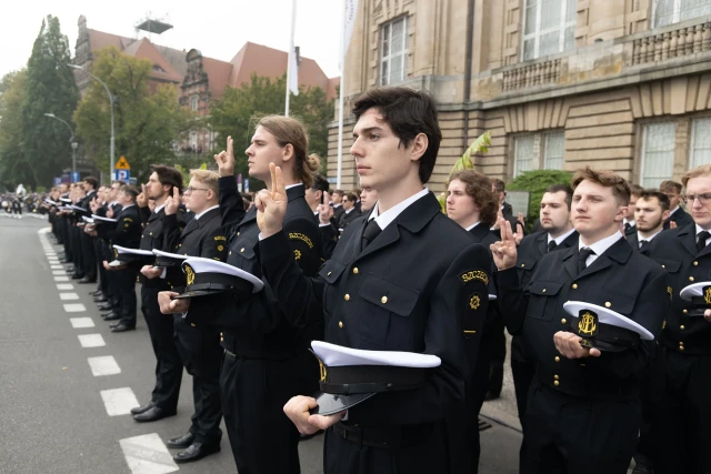 Studenci mundurowi pierwszego roku składają ślubowanie na sztandar podczas uroczystej inauguracji roku akademickiego na Politechnice Morskiej w Szczecinie