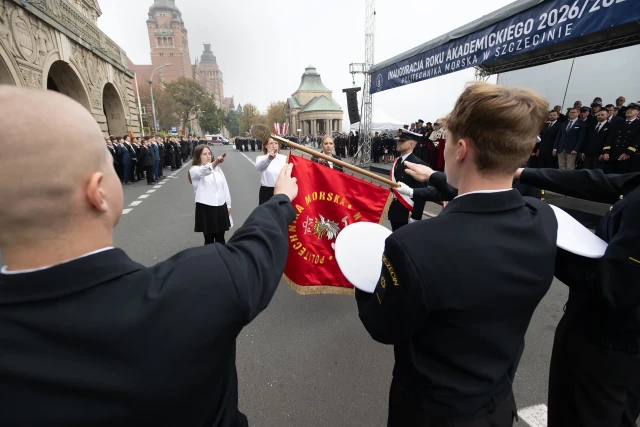 Studenci pierwszego roku składają ślubowanie na sztandar podczas uroczystej inauguracji roku akademickiego na Politechnice Morskiej w Szczecinie
