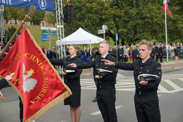Studenci I roku PM ślubują na sztandar Uczelni podczas uroczystości inauguracji nowego roku akademickiego 2023/24