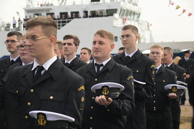 Mundurowi studenci I roku PM, trzymając czapki na dłoni ślubują podczas uroczystości inauguracji nowego roku akademickiego 2023/24
