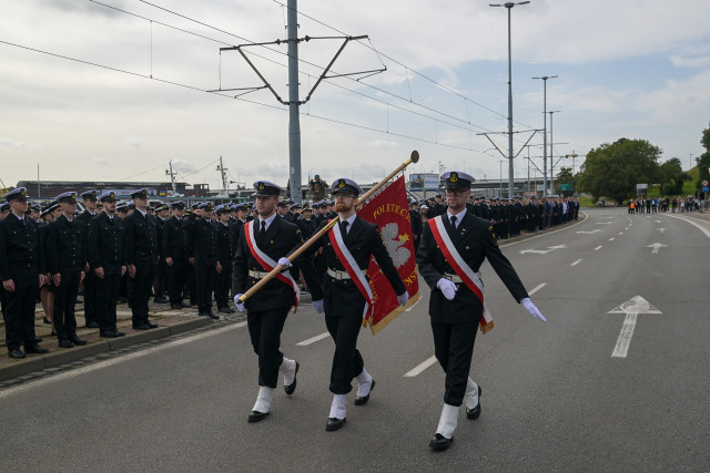 Poczet Sztandarowy Politechniki Morskiej w Szczecinie defiluje podczas uroczystości inauguracji roku akademickiego na Politechnice Morskiej w Szczecinie