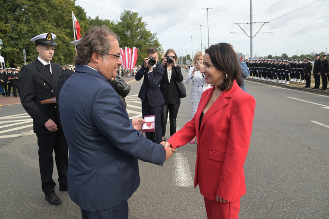 Wręczenie Krzyża Kawalerskiego Orderu Odrodzenia Polski dyrygentce chóru PM, Sylwii Fabiańczyk-Makuch