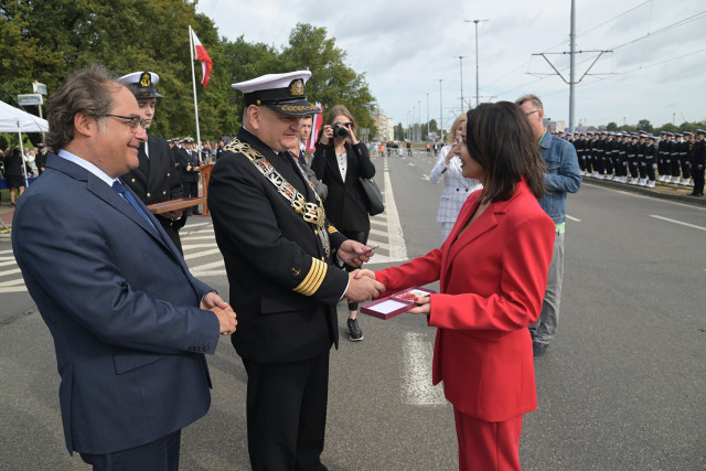 Wręczenie Krzyża Kawalerskiego Orderu Odrodzenia Polski dyrygentce chóru PM, Sylwii Fabiańczyk-Makuch