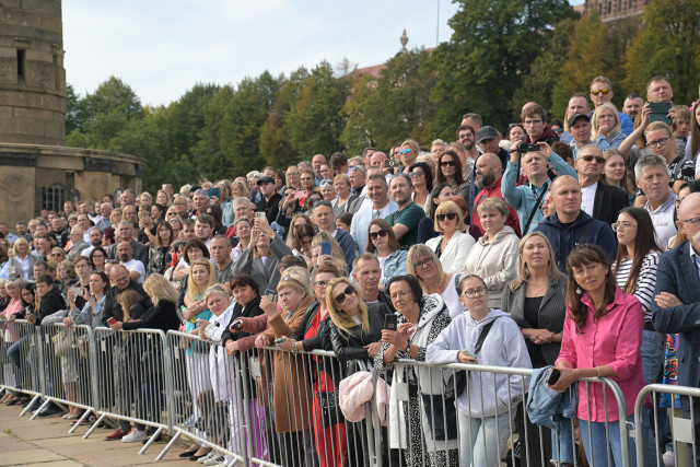 Publiczność ogląda inaugurację nowego roku akademickiego 2023/24 na PM