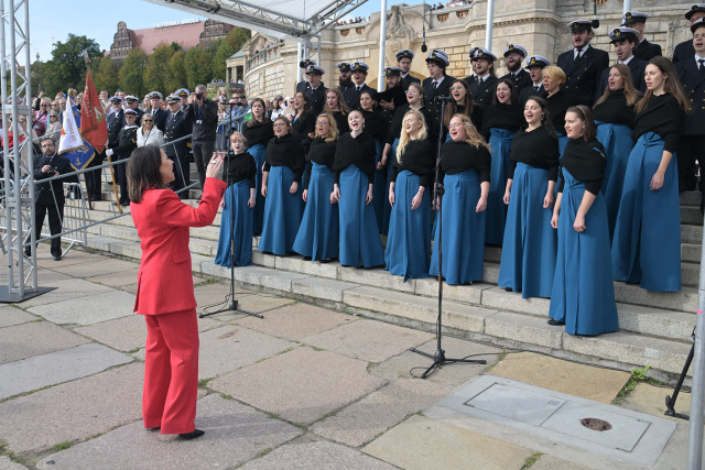 Chór Politechniki Morskiej w Szczecinie śpiewa na uroczystości inauguracji nowego roku akademickiego 2023/24 na PM