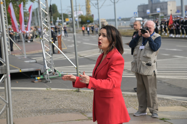 Dyrygentka Chóru PM Sylwia Fabiańczyk-Makuch dyryguje chórem podczas uroczystości inauguracji nowego roku akademickiego 2023/24 na PM