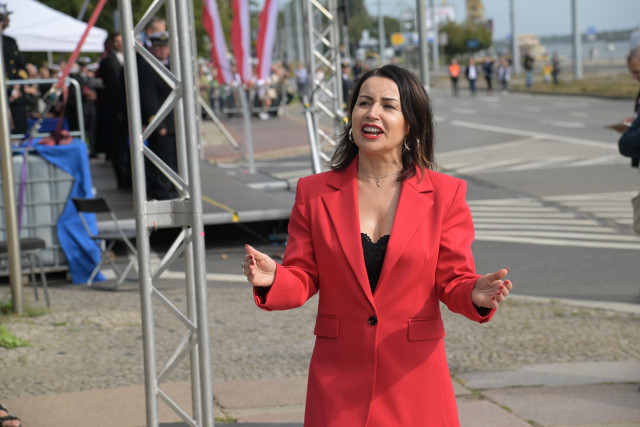 Dyrygentka Chóru PM Sylwia Fabiańczyk-Makuch dyryguje chórem podczas uroczystości inauguracji nowego roku akademickiego 2023/24 na PM