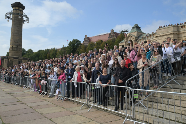 Publiczność ogląda inaugurację nowego roku akademickiego 2023/24 na PM