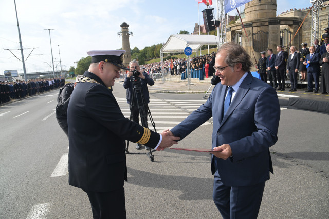 Sekretarz Stanu Marek Gróbarczyk wręcza medal i dyplom Rektorowi PM Wojciechowi Ślączce
