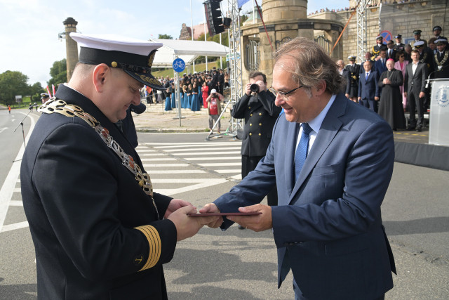 Sekretarz Stanu Marek Gróbarczyk wręcza medal i dyplom Rektorowi PM Wojciechowi Ślączce
