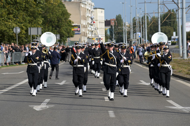 Orkiestra wojskowa 8 Flotylli Obrony Wybrzeża ze Świnoujścia w marszu na uroczystości inauguracji nowego roku akademickiego 2023/24 na PM