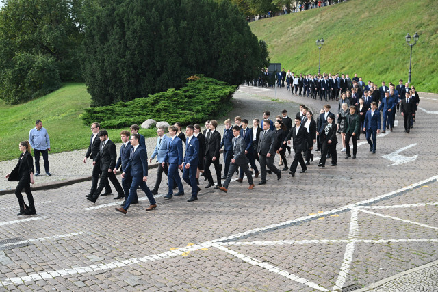 Studenci I roku Politechniki Morskiej w Szczecinie schodzą ulicą u stóp Wałów Chrobrego na uroczystość inauguracji roku akademickiego