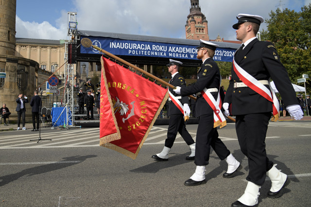 Poczet Sztandarowy Politechniki Morskiej w Szczecinie defiluje przed trybuną honorową podczas uroczystości inauguracji roku akademickiego na PM