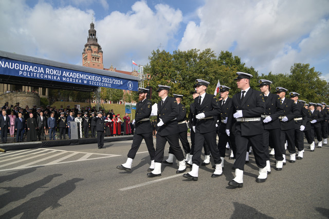Kompania Honorowa Politechniki Morskiej w Szczecinie defiluje przed trybuną honorową podczas uroczystości inauguracji roku akademickiego na PM
