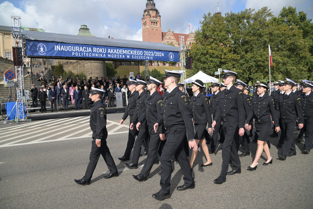 Pododdziały studentów Politechniki Morskiej w mundurach defilują przed trybuną honorową podczas uroczystości inauguracji nowego roku akademickiego 2023/24 na PM