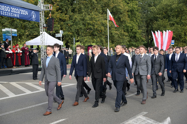 Pododdziały studentów niemundurowych Politechniki Morskiej defilują przed trybuną honorową podczas uroczystości inauguracji nowego roku akademickiego 2023/24 na PM